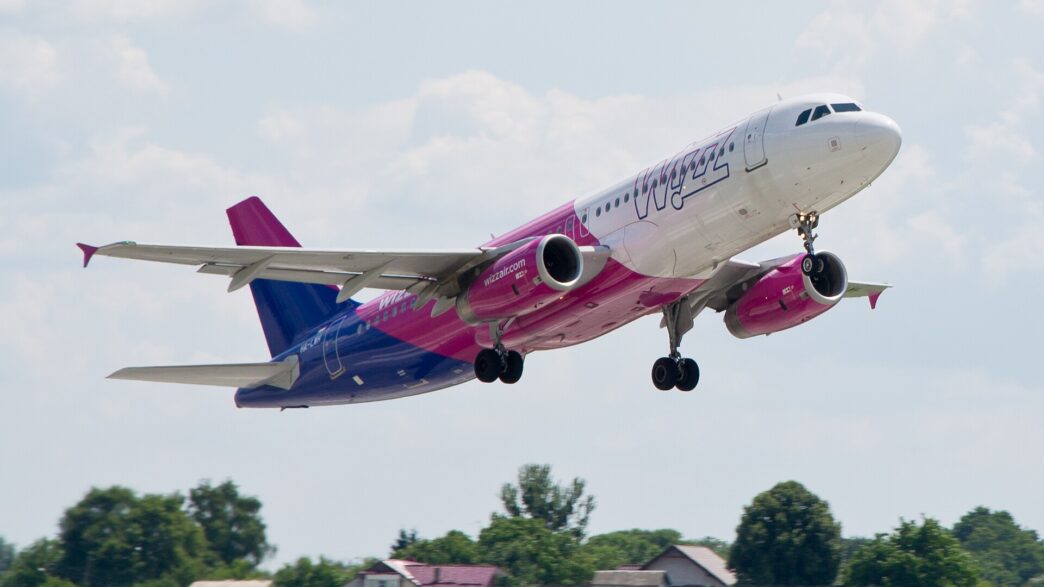 Aeronavă Airbus A320 în culorile Wizz Air, imediat după decolare, cu trenul de aterizare în curs de retragere