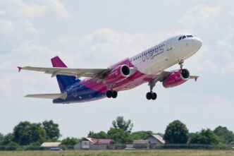 Aeronavă Airbus A320 în culorile Wizz Air, imediat după decolare, cu trenul de aterizare în curs de retragere