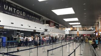 Pasageri la ghișeele de check-in din terminalul Aeroportului Internațional Avram Iancu Cluj-Napoca