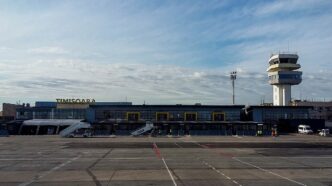 Terminalul și turnul de control ale Aeroportului Internațional Timișoara, văzute de pe platforma de staționare a aeronavelor.