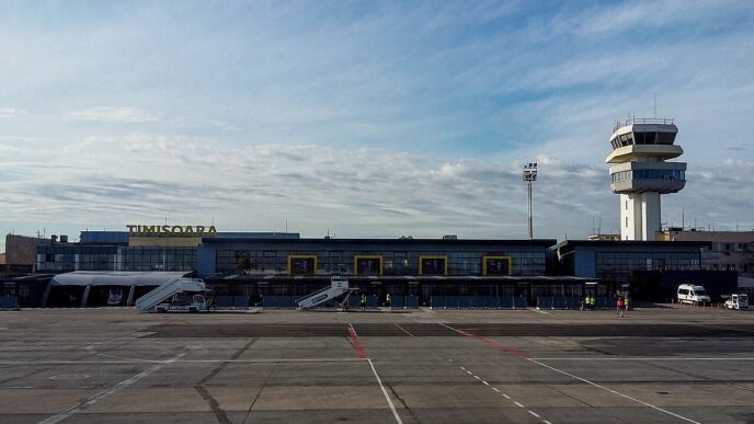 Terminalul și turnul de control ale Aeroportului Internațional Timișoara, văzute de pe platforma de staționare a aeronavelor.