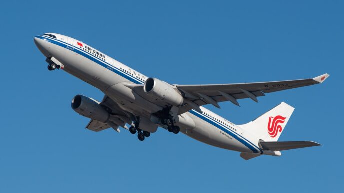 Aeronavă Airbus A330 a companiei Air China pe pista unui aeroport internațional