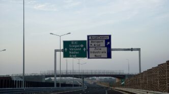 Indicatoare rutiere pe autostrada A1, la nodul cu ieșirea spre aeroport și spre zona industrială de nord a Aradului