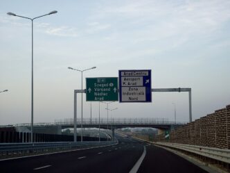 Indicatoare rutiere pe autostrada A1, la nodul cu ieșirea spre aeroport și spre zona industrială de nord a Aradului
