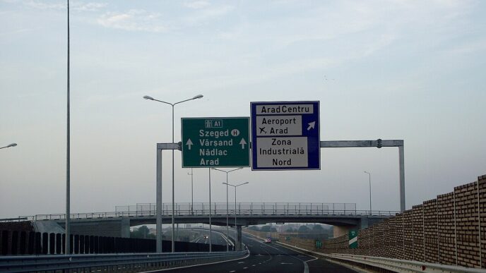 Indicatoare rutiere pe autostrada A1, la nodul cu ieșirea spre aeroport și spre zona industrială de nord a Aradului