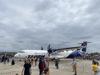 Avion ATR 72-600 în livrea TAROM, staționat pe platformă, cu vizitatori în prim-plan