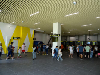 Pasageri la ghișeele de check-in din terminalul Aeroportului Internațional Brașov-Ghimbav