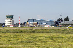 Terminalul de pasageri și turnul de control ale Aeroportului Internațional Suceava, văzute dinspre pistă