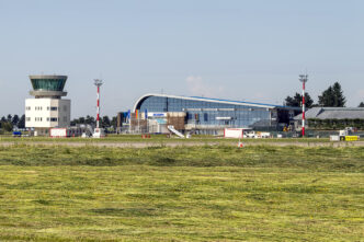 Terminalul de pasageri și turnul de control ale Aeroportului Internațional Suceava, văzute dinspre pistă