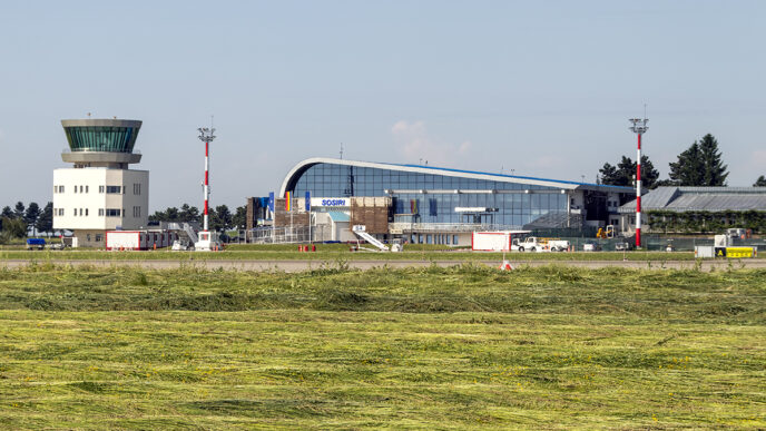 Terminalul de pasageri și turnul de control ale Aeroportului Internațional Suceava, văzute dinspre pistă