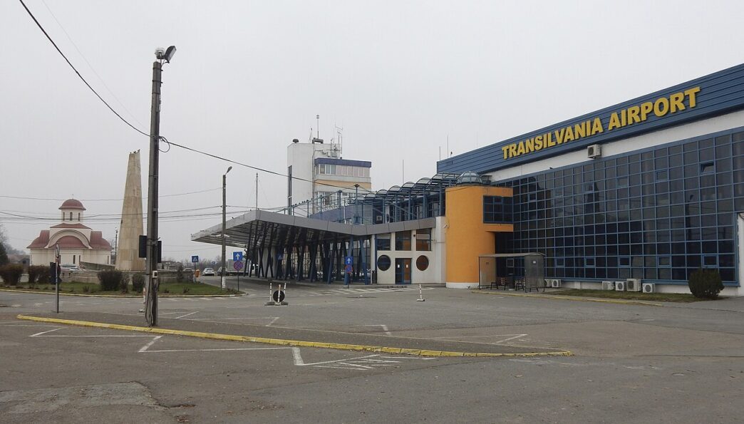 Terminalul Aeroportului Transilvania din Târgu Mureș, cu turnul de control și copertina de la intrare, pe vreme înnorată