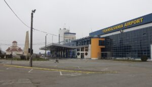 Terminalul Aeroportului Transilvania din Târgu Mureș, cu turnul de control și copertina de la intrare, pe vreme înnorată